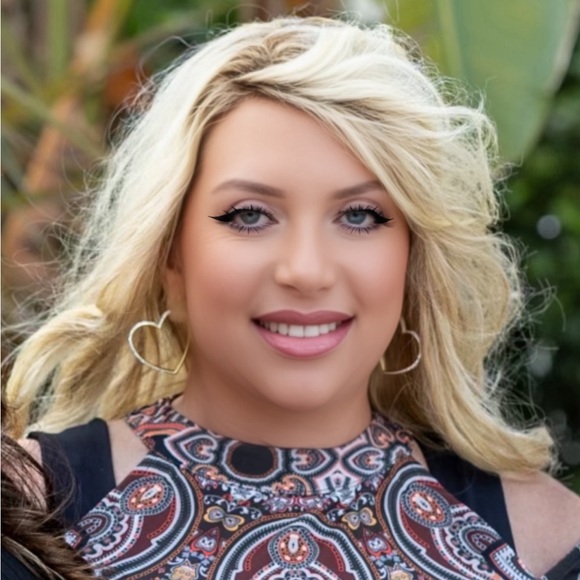 Meet your Posher, Lisa - Picture 1 of 1